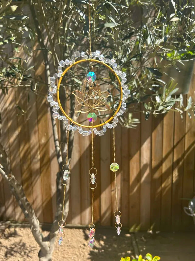 Attrape-Soleil Cercle Doré Lotus & Cristaux Irisés Multicolores