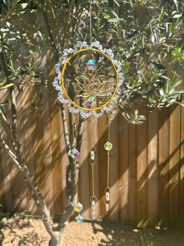Attrape-Soleil Cercle Doré Lotus & Cristaux Irisés Multicolores