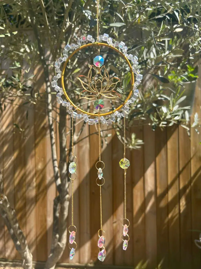 Attrape-Soleil Cercle Doré Lotus & Cristaux Irisés Multicolores