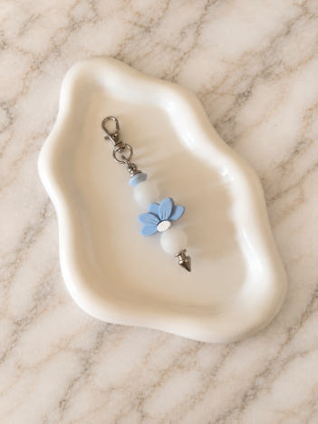 Porte-clés fleur bleue avec perles blanches laiteuses