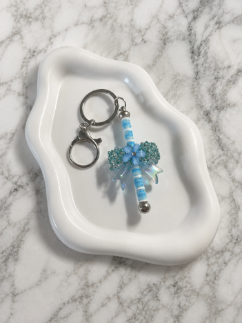 Porte-clés papillon bleu pailleté avec perles turquoise et rayées
