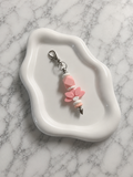 Porte-clés papillon rose en silicone avec perle blanche