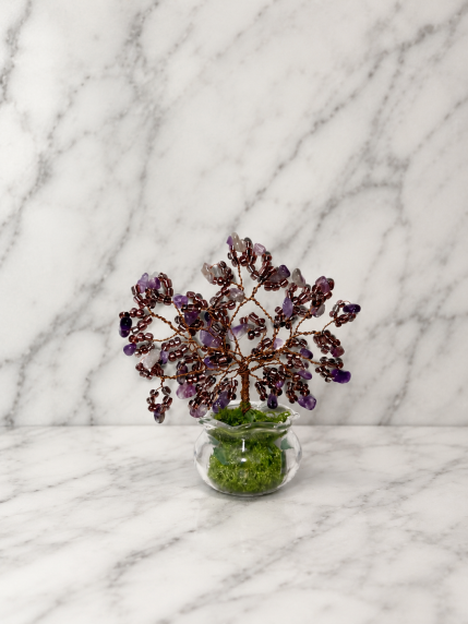 Arbre Améthyste en Perles Artisanales – perles violettes et dorées dans un vase en verre sur fond marbré