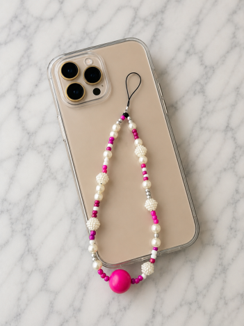 Cordon téléphone perles nacrées blanches rose fuchsia sur smartphone
