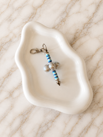 Porte-clés grosse perle nacrée blanche et perles rayées bleu turquoise