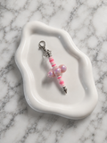 Porte-clés grosse perle nuage rose irisée avec perles rayées rose