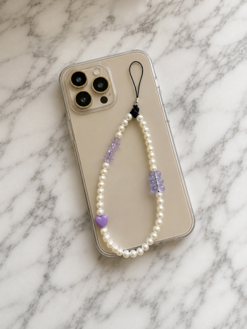 Cordon téléphone perles nacrées blanches papillons lilas sur smartphone