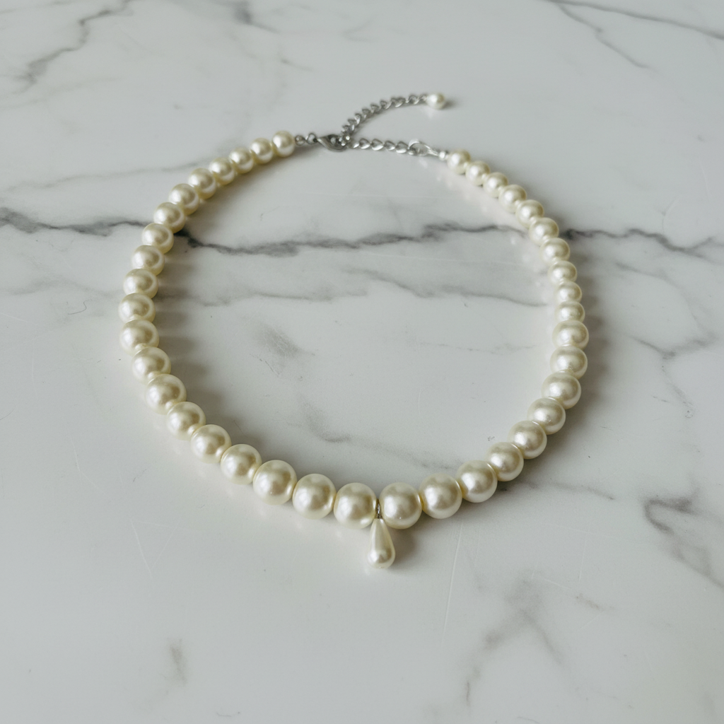 Collier de perles sur fond marbré - vue 3