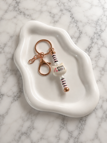 Porte-clés Hello Kitty blanc vue de face avec logo