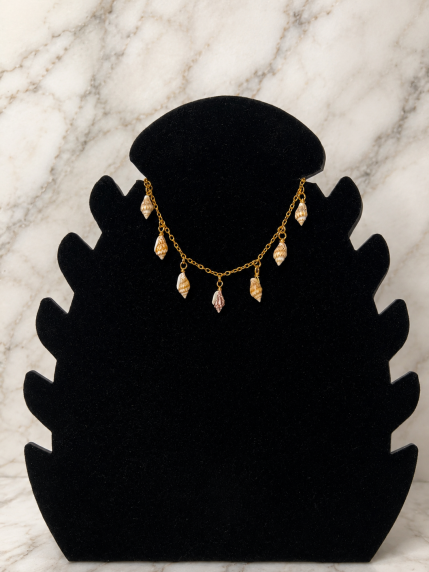 Collier coquillages spiralés naturels dorés et rosés sur chaîne dorée