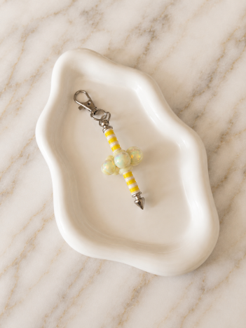 Porte-clés Croix Jaune sur fond marbré