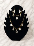 Parures Coquillages Cauris – collier, bracelet et boucles d'oreilles cauris blancs et breloques dorées
