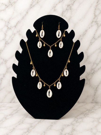Parures Coquillages Cauris – collier, bracelet et boucles d'oreilles cauris blancs et breloques dorées
