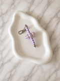 Porte-clés Croix Lilas sur fond marbré