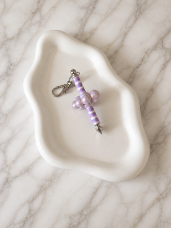 Porte-clés Croix Lilas sur fond marbré