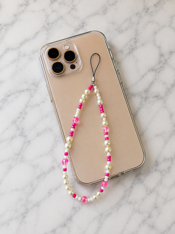 Cordon téléphone perles nacrées blanches rose fuchsia sur smartphone