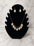Parures Coquillages Cauris – collier multi-cauris et boucles d'oreilles dorées