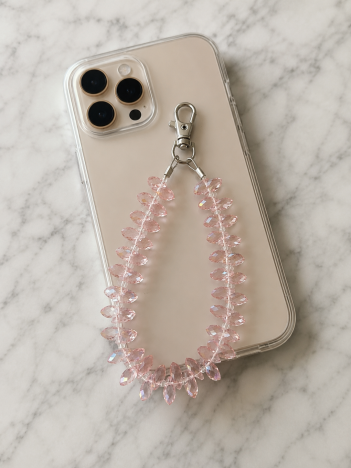 Cordon téléphone perles gouttes rose quartz sur smartphone