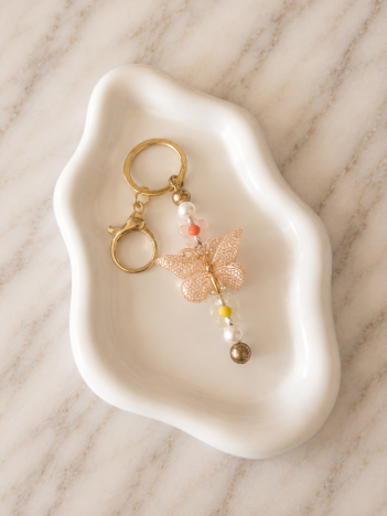 Porte-clés papillon doré avec perles colorées