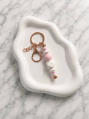 Porte-clés perles carrées rose et blanches avec finitions dorées