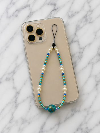 Cordon téléphone perles nacrées turquoise sur smartphone