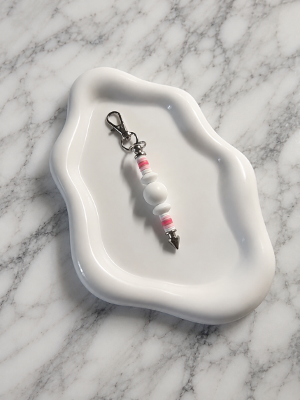 Porte-clés grosses perles blanches et perles rayées rose