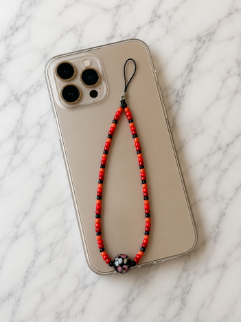 Cordon téléphone perles rouge noir sur smartphone