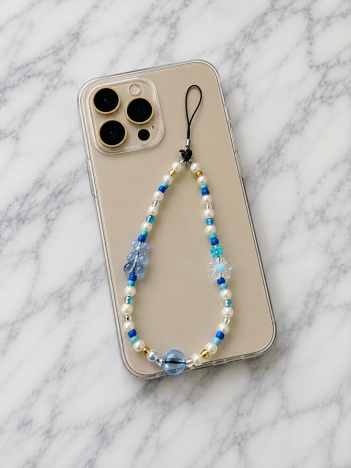 Cordon téléphone perles nacrées bleues sur smartphone
